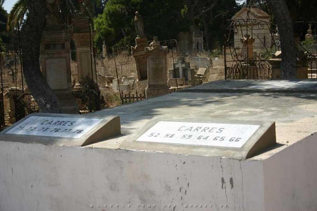 ORAN 2008 CIMETIERE DE TAMASHOUET 111 GPplaquescarres.jpg